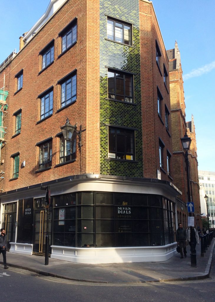 Photograph of 10 Earlham Street showing wide entablature suitable for window boxes.